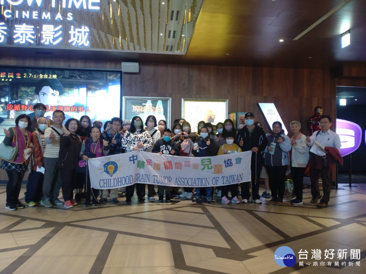 嘉義北區扶輪社挺國片、做公益,特別包場贊助罕病童電影《小曉》,邀請腦瘤兒童及家長觀賞/陳致愷翻攝