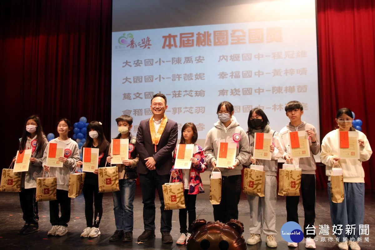 桃園市副市長蘇俊賓頒獎給入圍全國普仁獎的學生。（圖由靈鷲山佛教教團提供）<br /><br /> 