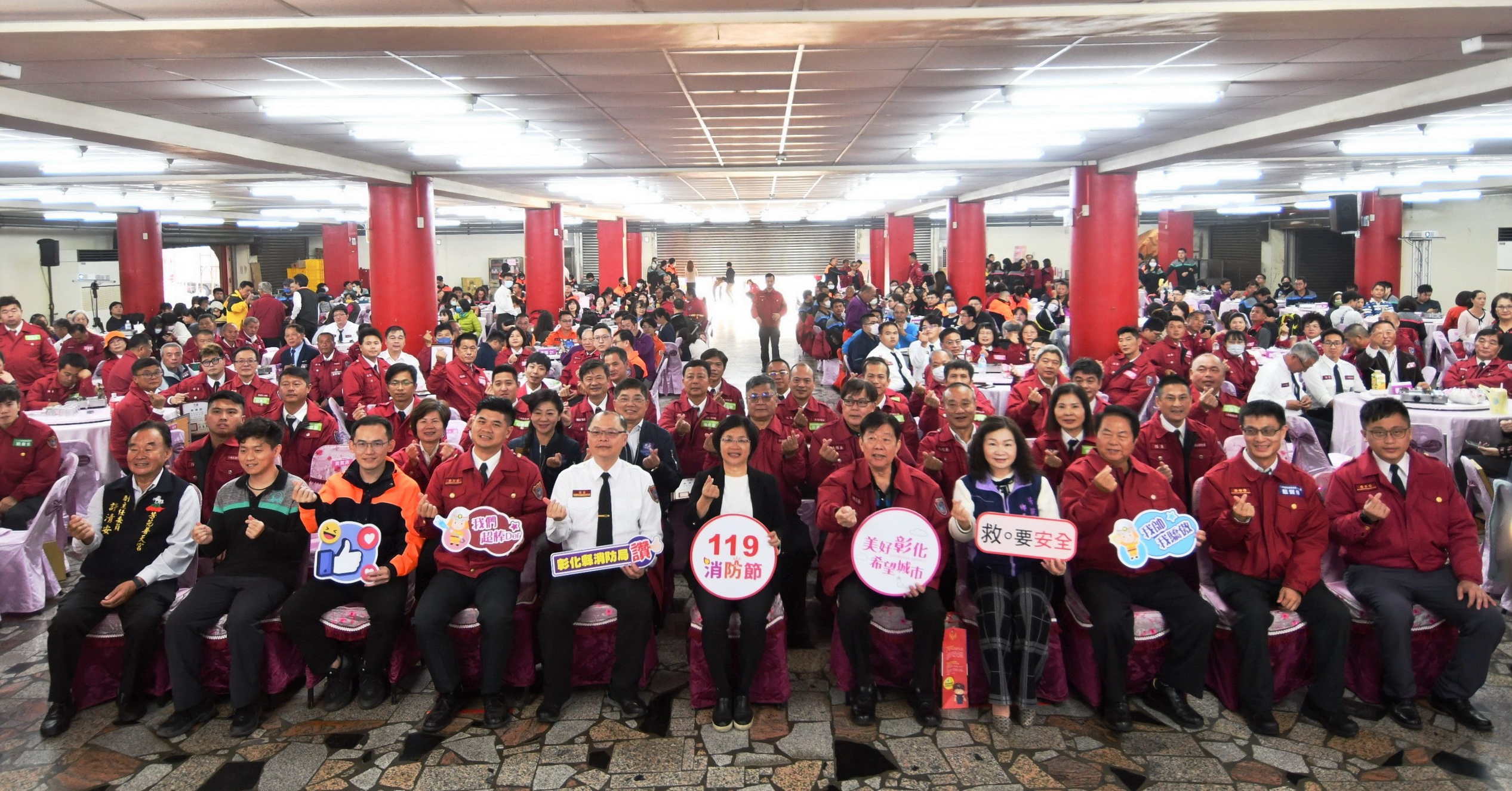 ▲彰化縣消防局在芳苑普天宮舉行119消防節慶祝表揚活動，彰化縣長王惠美頒獎表揚203位消防英雄。（記者張溎壕攝）