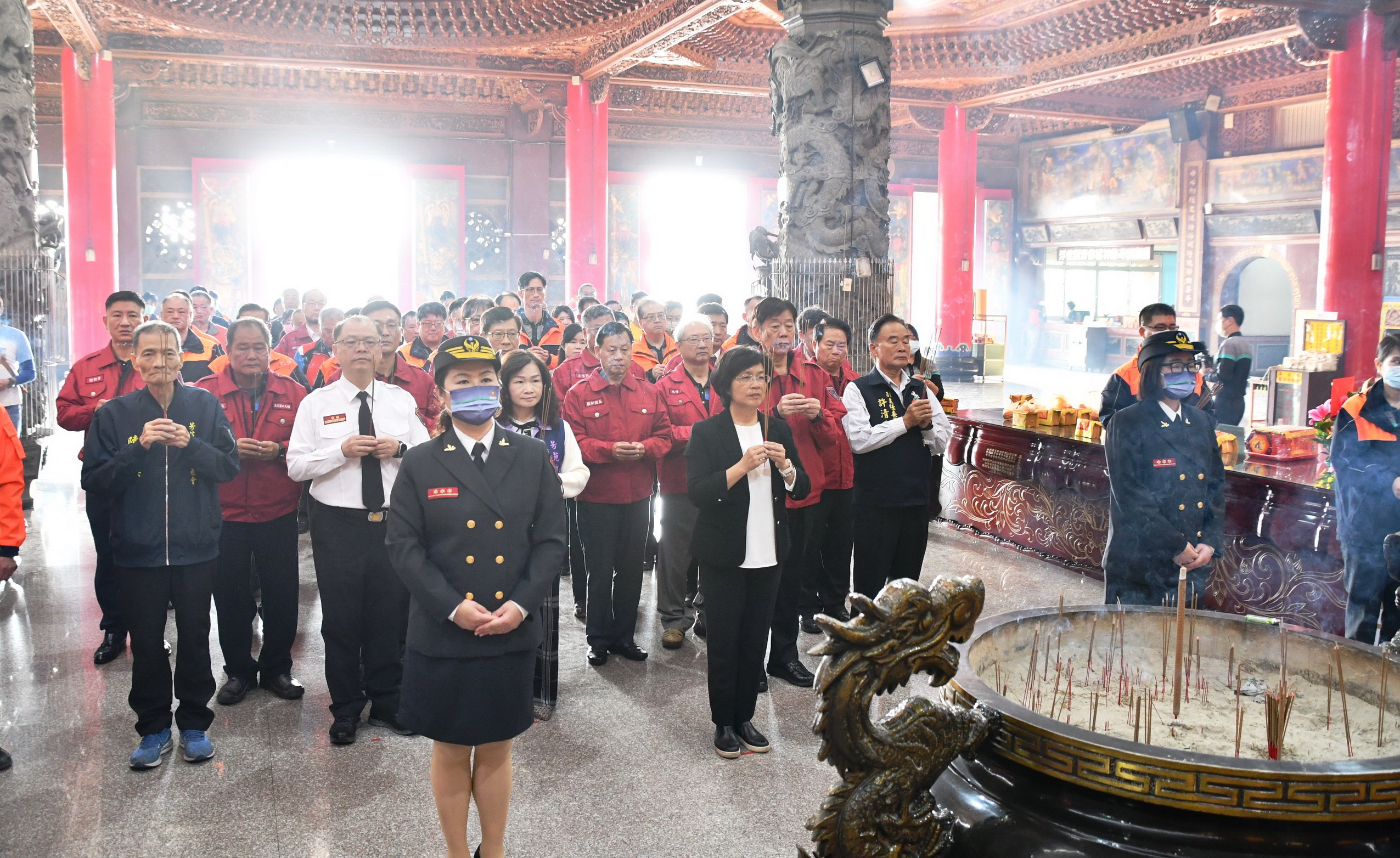 ▲119消防節慶祝表揚活動，彰化縣長王惠美率領眾消防幹部在普天宮進行祈福儀式，祈求風調雨順、國泰民安。（記者張溎壕攝）