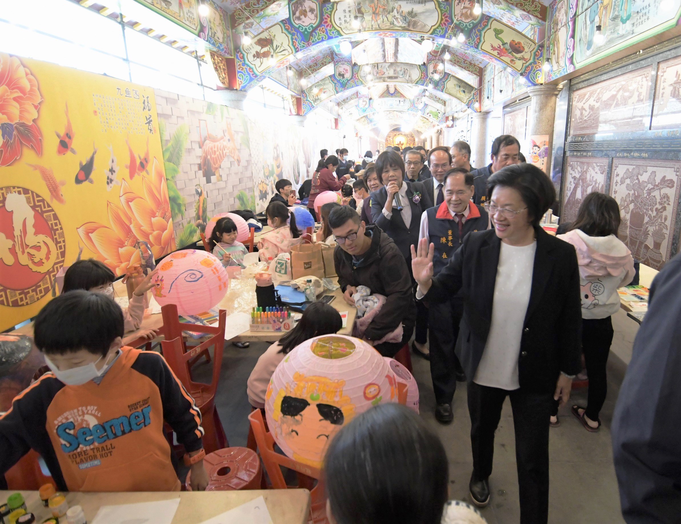 ▲北斗奠安宮媽祖盃－2024年第八屆全國花燈彩繪大賽，奠安宮廟埕前齊聚上千名彩繪高手以「畫」會友，揮灑創意。（記者張溎壕攝）