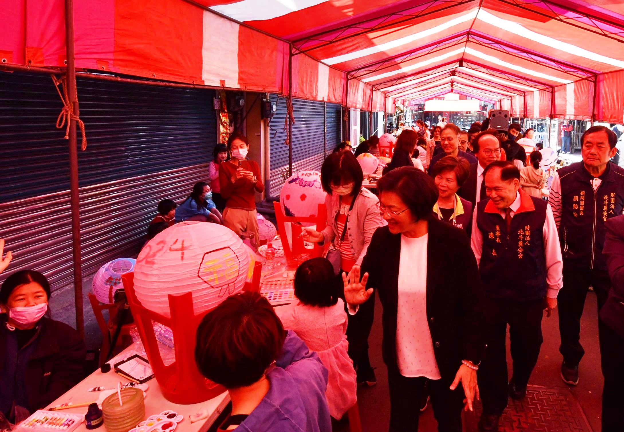 ▲北斗奠安宮媽祖盃－2024年第八屆全國花燈彩繪大賽，奠安宮廟埕前齊聚上千名彩繪高手以「畫」會友，揮灑創意。（記者張溎壕攝）