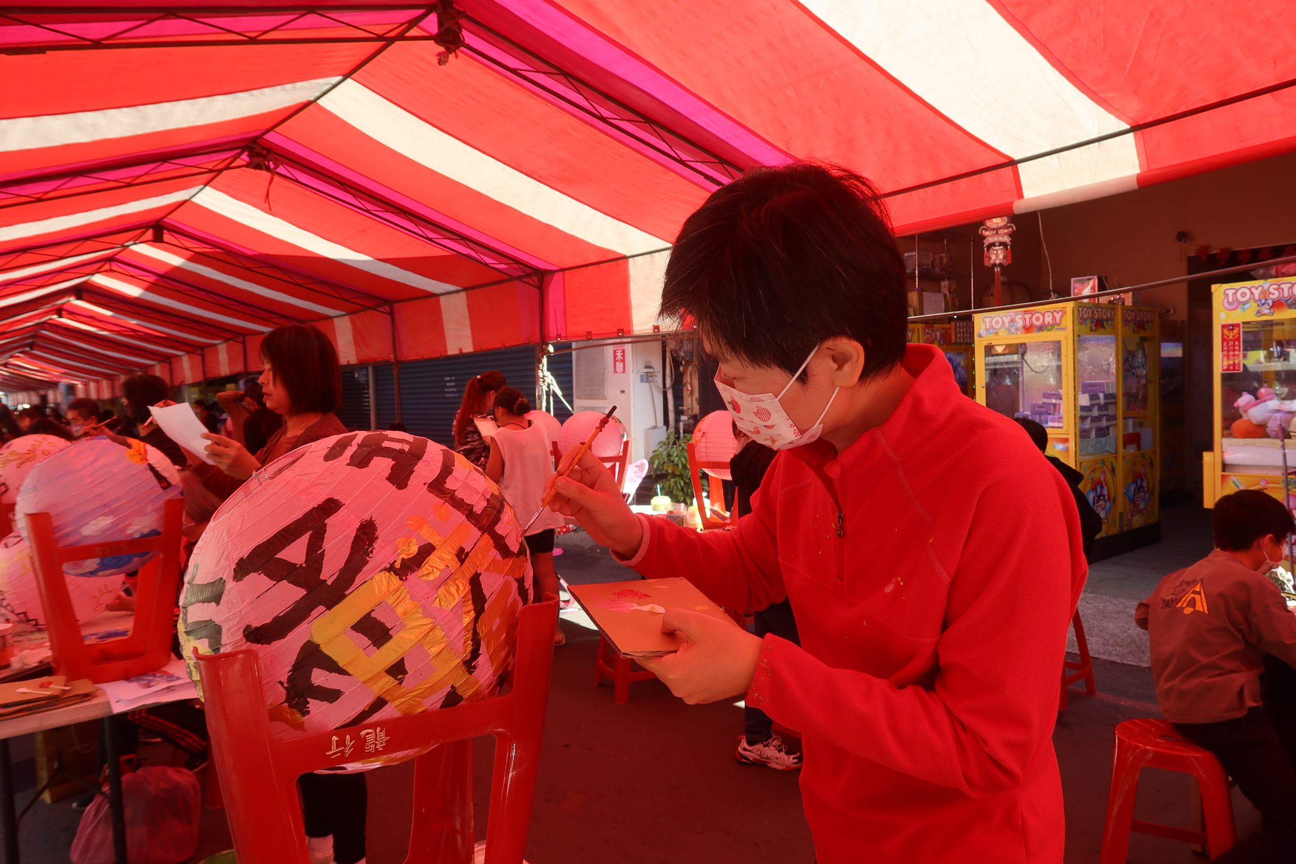 ▲北斗奠安宮媽祖盃－2024年第八屆全國花燈彩繪大賽，奠安宮廟埕前齊聚上千名彩繪高手以「畫」會友，揮灑創意。（記者張溎壕攝）