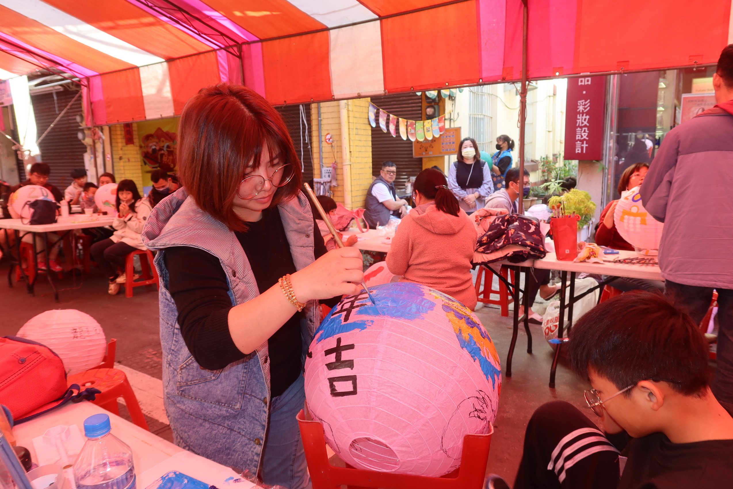 ▲北斗奠安宮媽祖盃－2024年第八屆全國花燈彩繪大賽，奠安宮廟埕前齊聚上千名彩繪高手以「畫」會友，揮灑創意。（記者張溎壕攝）