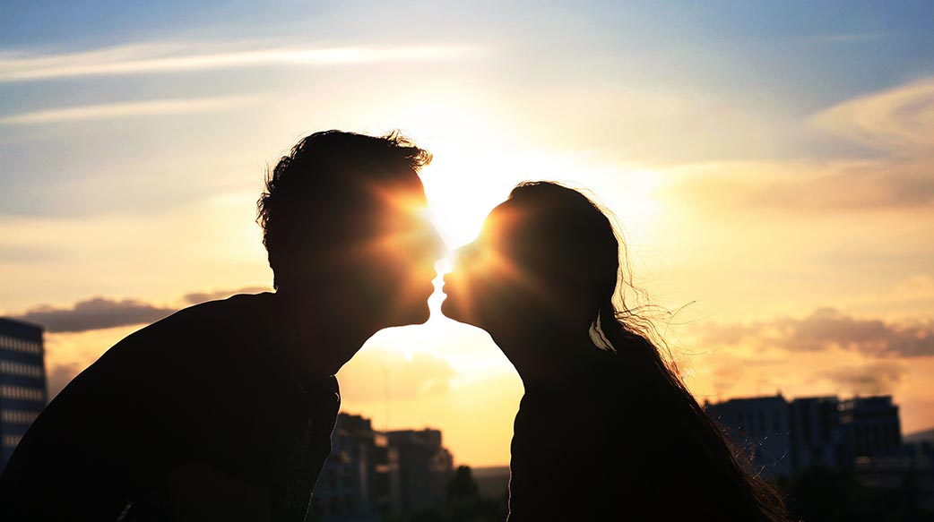 一起 親熱 戶外 關係 生活方式 人 一對 吻 成人 快樂 英俊 美女 愛 女人 二 女朋友 優雅 男人 隨便 擁抱 訂婚 快樂 友誼 情侶 男性 背景 浪漫 有趣 街頭 人 尋找 美麗 浪漫 城市 太陽 肖像 年輕 幸福 女 城市的 時尚 現代 輪廓 可愛 男朋友 外 擁抱