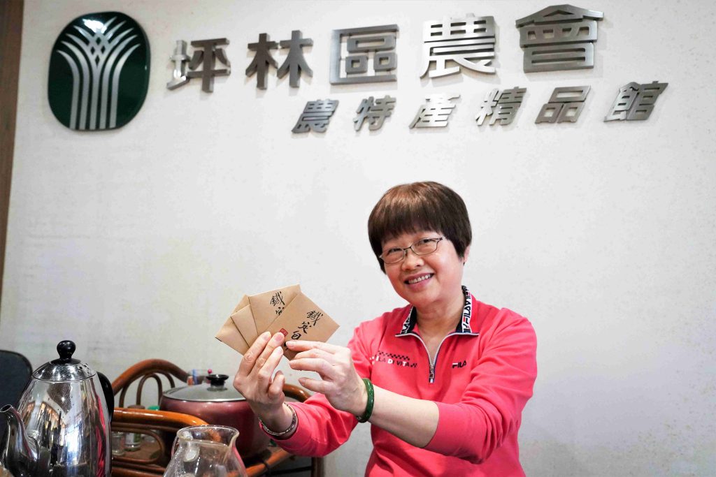 歡迎到坪林區農會農特產品直銷中心板橋店免費索取包種茶包。(圖/新北市政府提供)