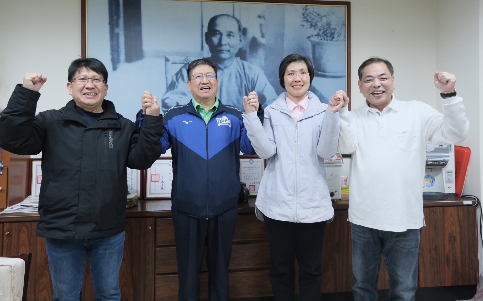 新竹縣林思銘（左一）順利連任立委。（圖/林思銘競選團隊提供）