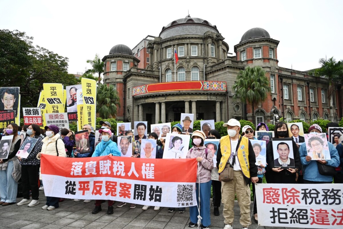 ▲捧著先人遺照來到監察院陳情,希望監察委員關心法稅人權,並監督政府落實民主法治。(記者晨曦翻攝)