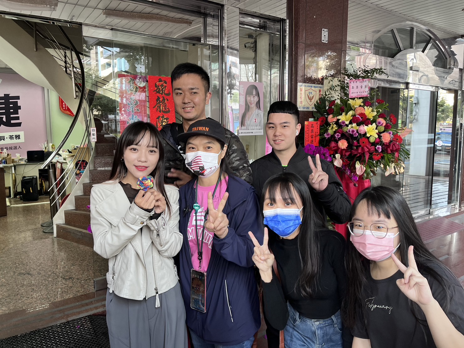 黃捷謝票獲選民送玫瑰 進立院與韓國瑜當同事喊：「我一定堅守高雄立場」