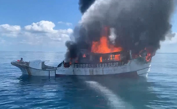 龜山島海域火燒船 火勢猛烈濃煙竄起兩漁民逃生