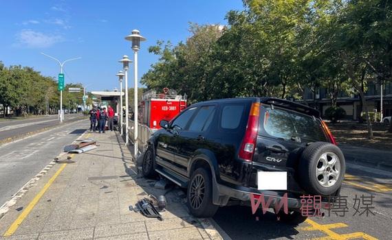 車輛莫名失控開上分隔島 嘉義市BRT站牌無辜被撞飛