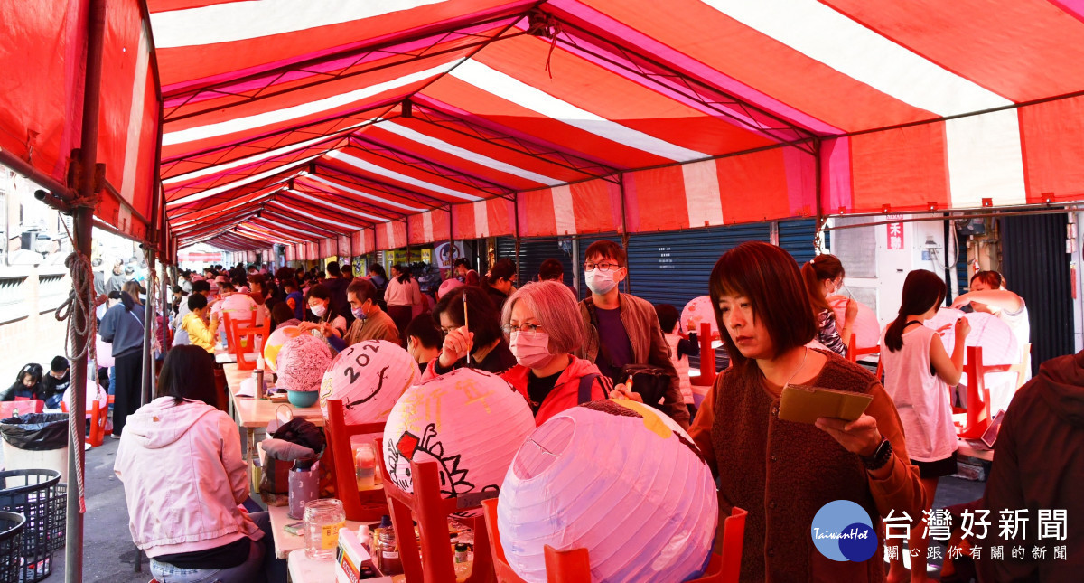 北斗奠安宮媽祖盃第八屆全國花燈彩繪大賽現場,近三千人參與彩繪。圖/記者鄧富珍翻攝