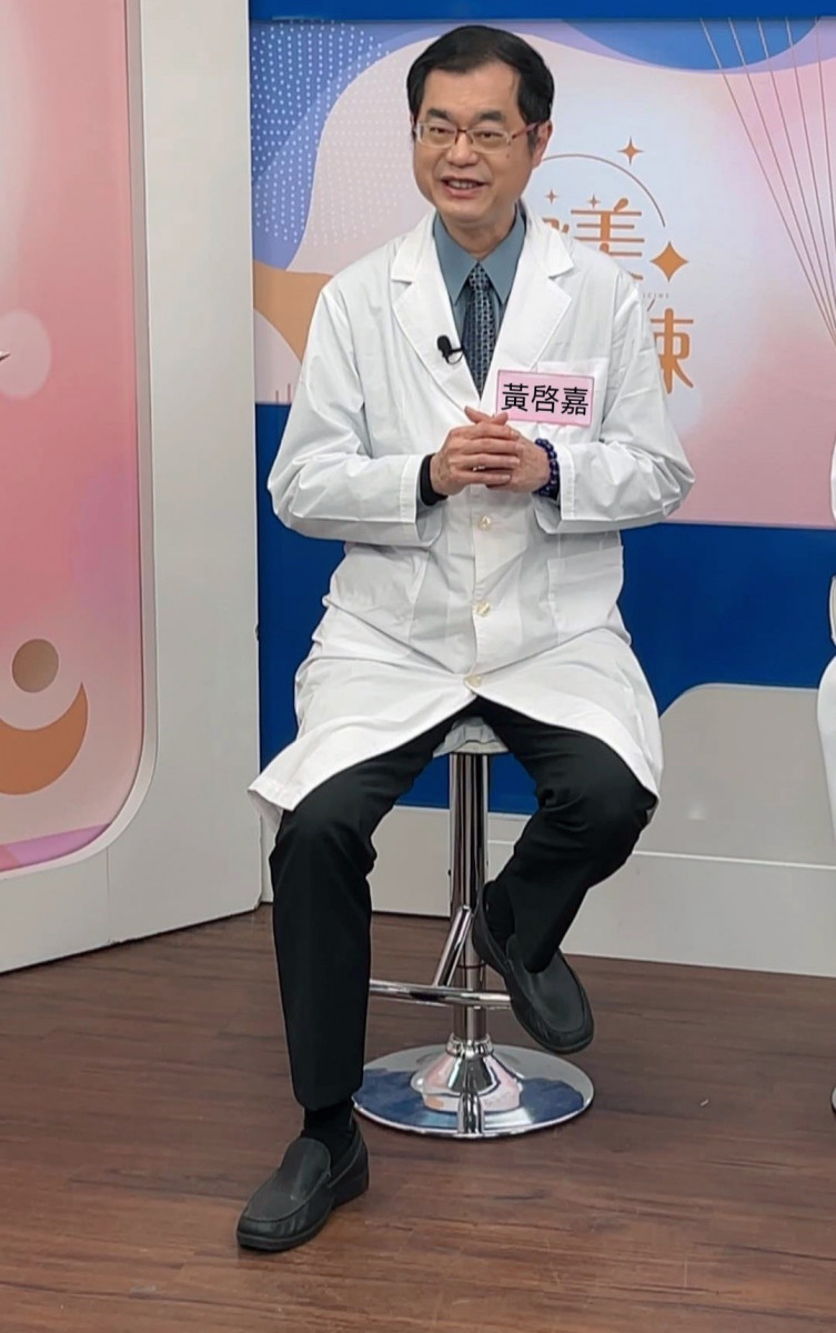 中華民國美容醫學醫學會理事長 黃啓嘉醫師表示,臺灣的醫療品質站在世界前沿,美容醫學會也應該引領衛生教育的潮流,以正統醫學會的身分,斧正網路上的各種美容醫學資訊。