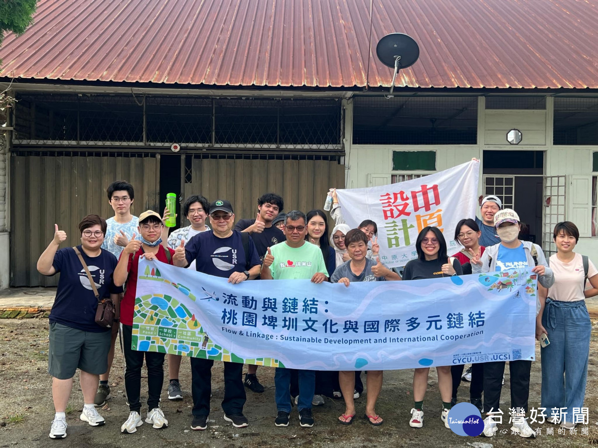 中原師生在地方居民引導下踏查場域,進行社區交流。