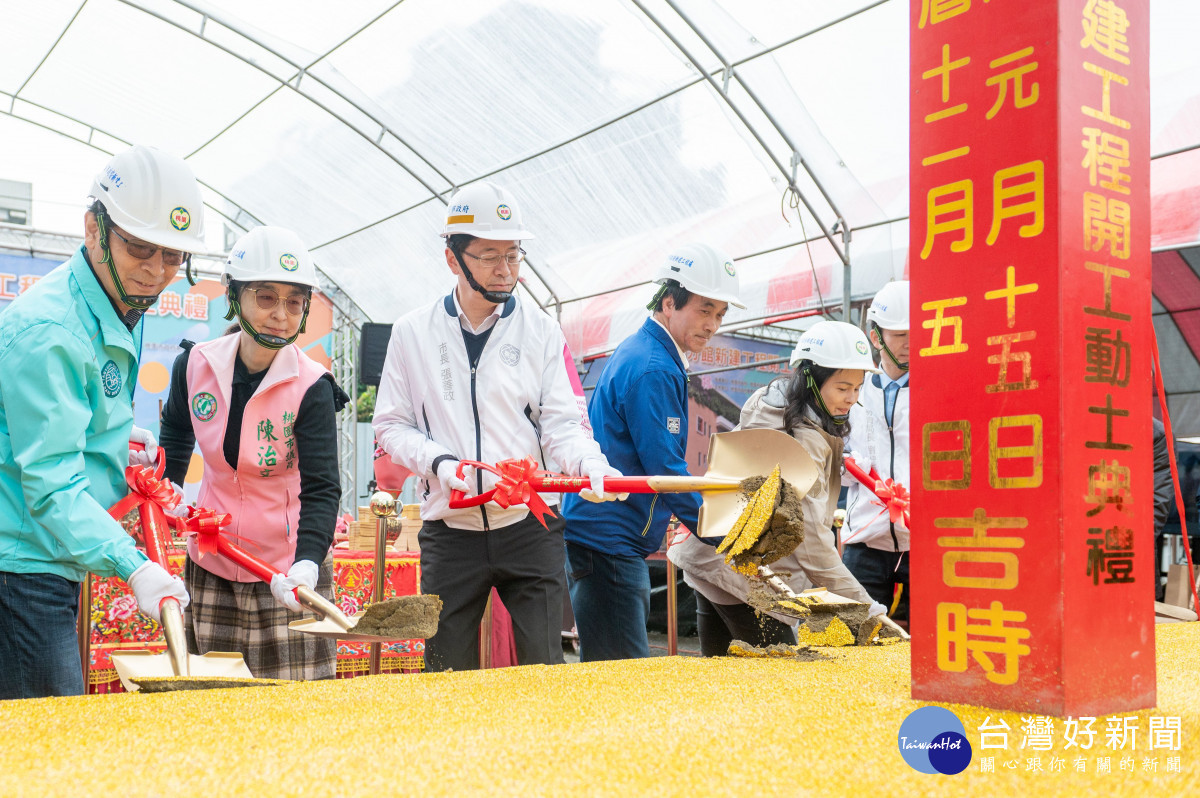 張市長出席「桃園市立圖書館大溪分館新建工程開工動土典禮」。