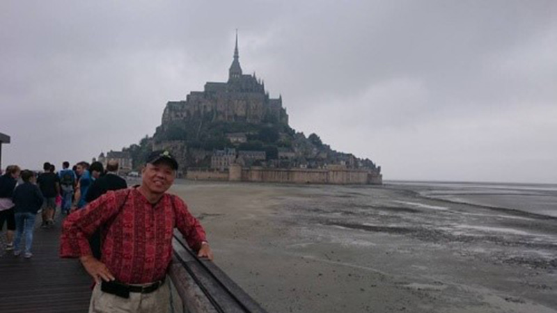 St.Michel山漲潮遠觀彷彿仙境(左)/島上最高處的小教堂(中)/一周約900公尺的小島要爬上去還有點陡(右)。圖／楊正寬