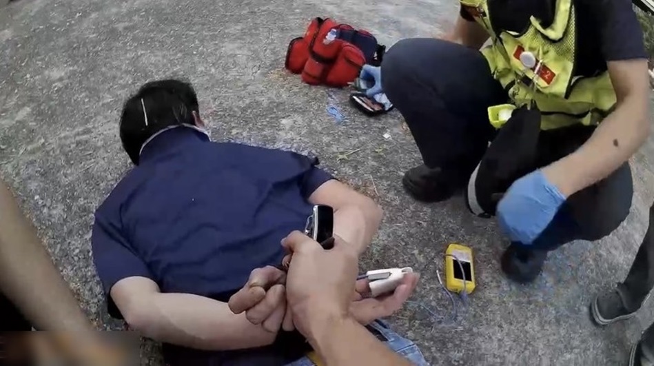 ▲圖說:越南籍男遇警盤查拔腿狂奔,員警追百米緝獲,原來是逾期居留 (圖/台中市政府提供)