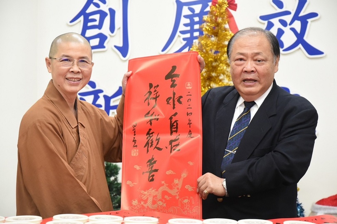 海天佛刹贈臘八粥 陳光復感謝把平安、溫暖帶給縣府員工
