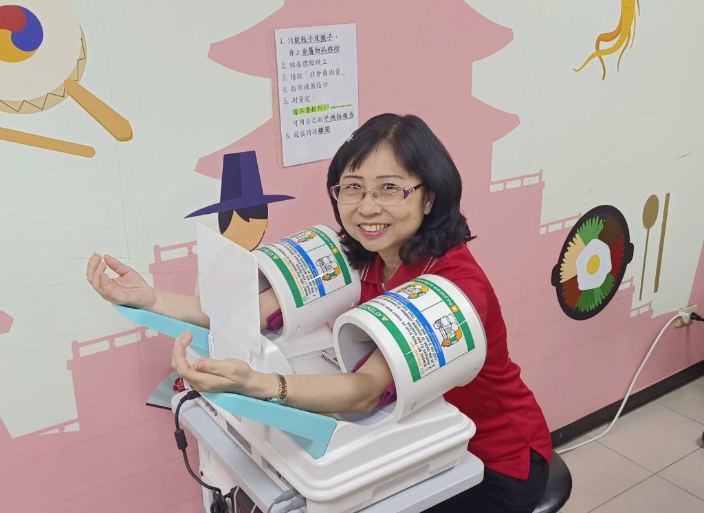 ▲提供教職員工雙臂血壓計和體脂機測量，以利進行自主健康管理。（記者吳月惠攝）