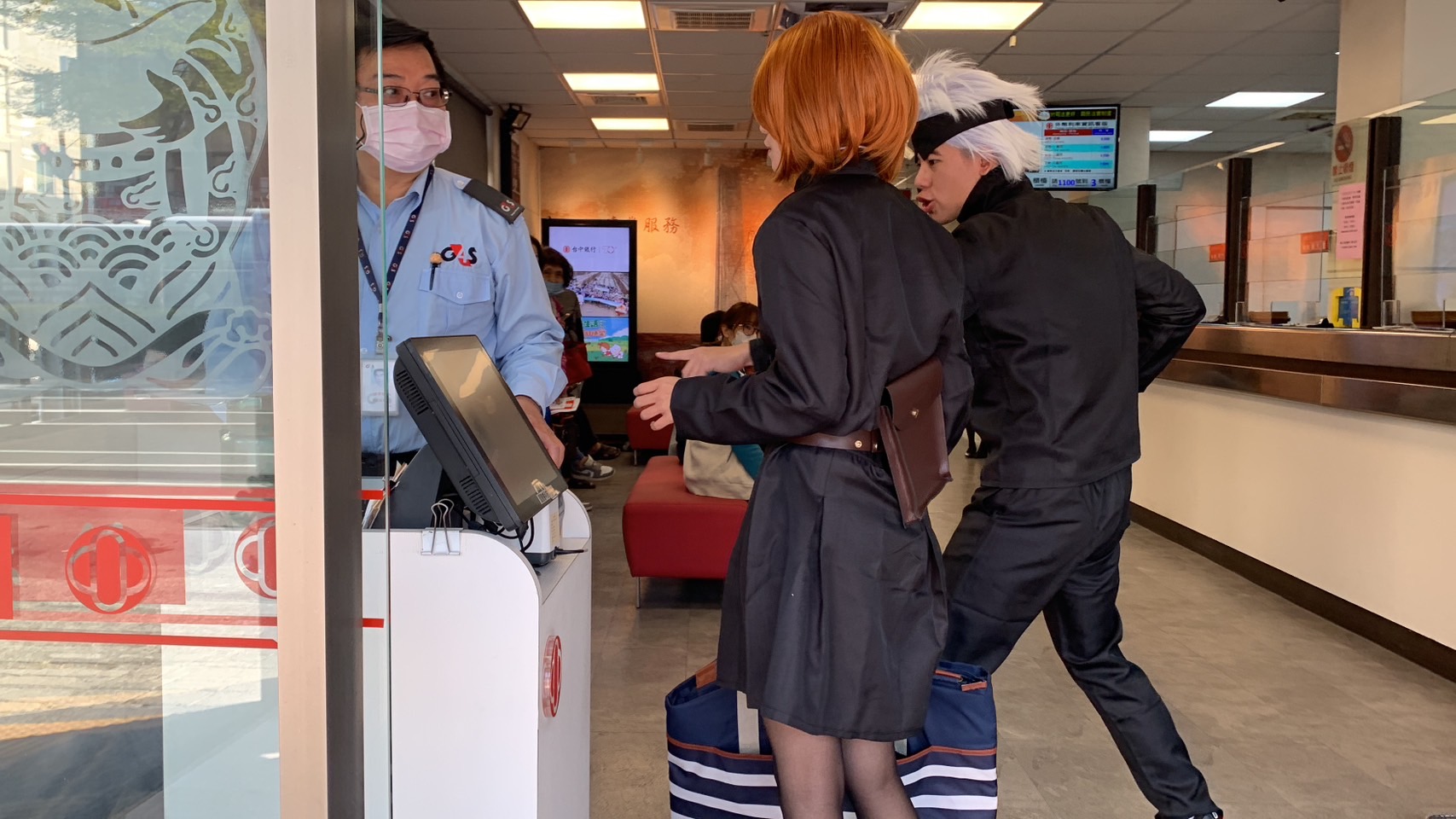 ▲彰化警分局辦理金融機構防搶演練，男女員警扮演《咒術迴戰》中的五條悟、薔薇，以逼真的動作和情境模擬歹徒搶劫銀行，情節逼真，讓現場民眾嚇了一跳。（記者張溎壕攝）