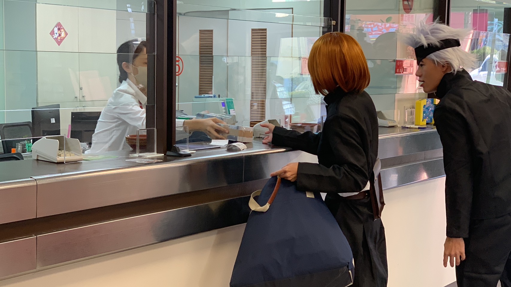 ▲彰化警分局辦理金融機構防搶演練，男女員警扮演《咒術迴戰》中的五條悟、薔薇，以逼真的動作和情境模擬歹徒搶劫銀行，情節逼真，讓現場民眾嚇了一跳。（記者張溎壕攝）
