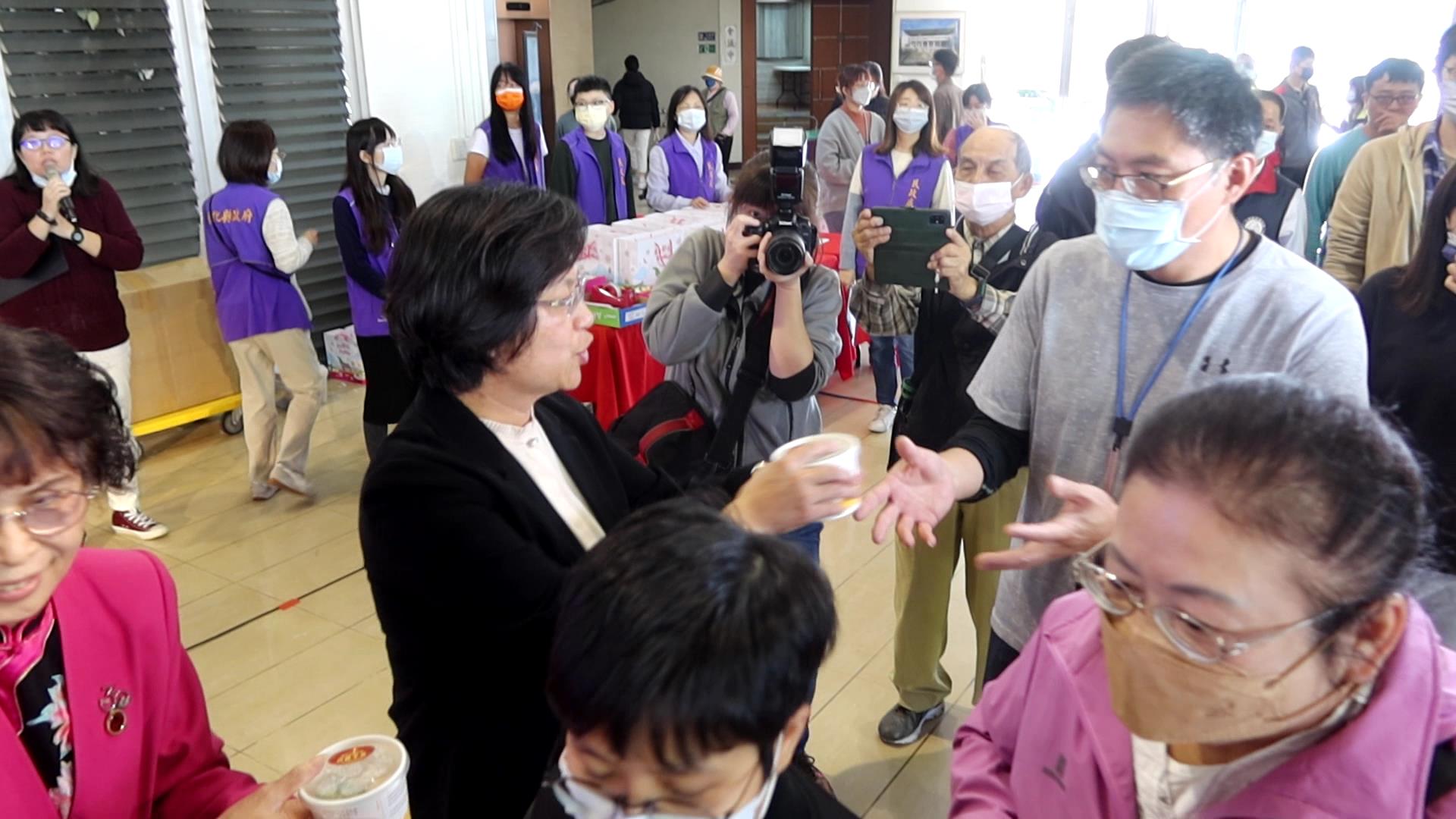 ▲佛光山彰化福山寺慷慨贈送1,650份臘八粥給彰化縣政府府內同仁，共同感受「粥中之王」的法喜。（記者張溎壕攝）