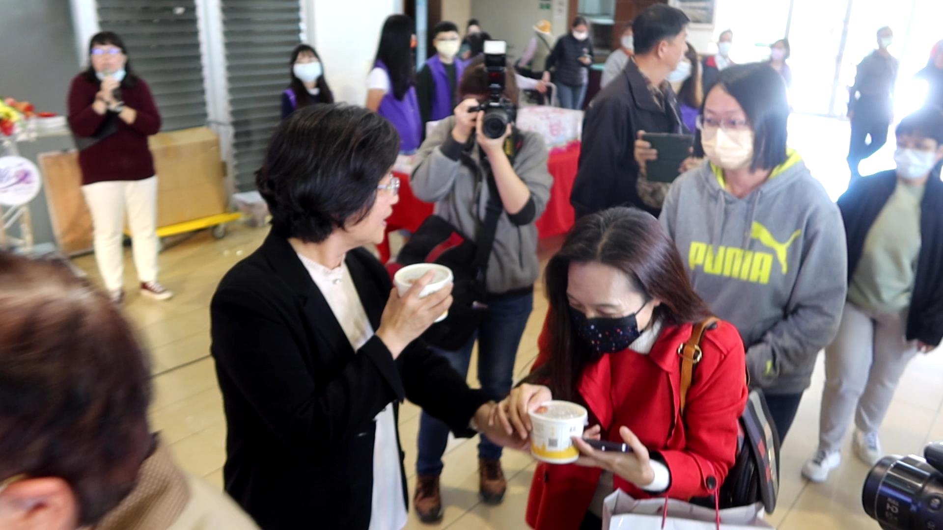 ▲佛光山彰化福山寺慷慨贈送1,650份臘八粥給彰化縣政府府內同仁，共同感受「粥中之王」的法喜。（記者張溎壕攝）