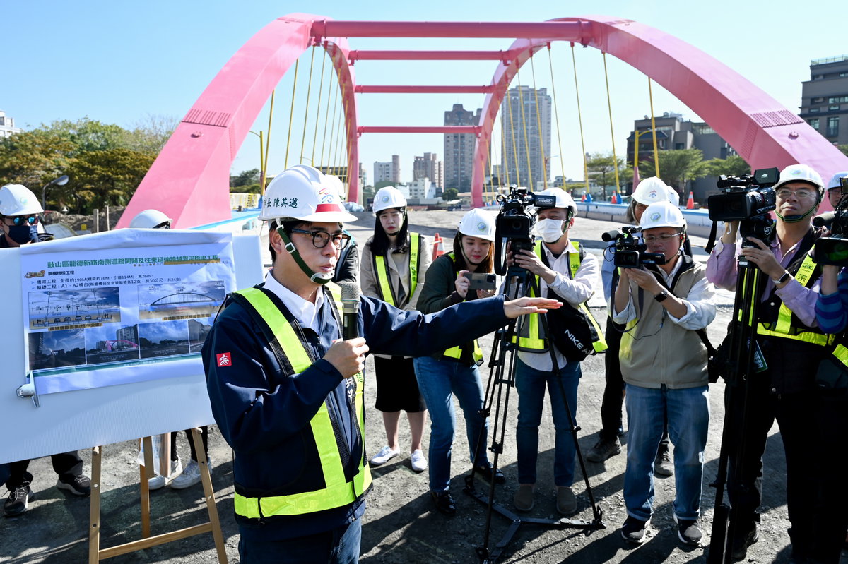 視察龍德河堤新橋道路工程 陳其邁盼如期如質完工紓解過年車潮
