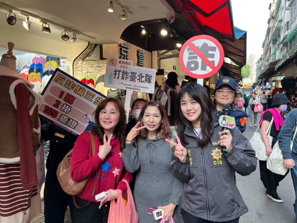 北市婦幼隊於五分埔商圈宣導人身安全。