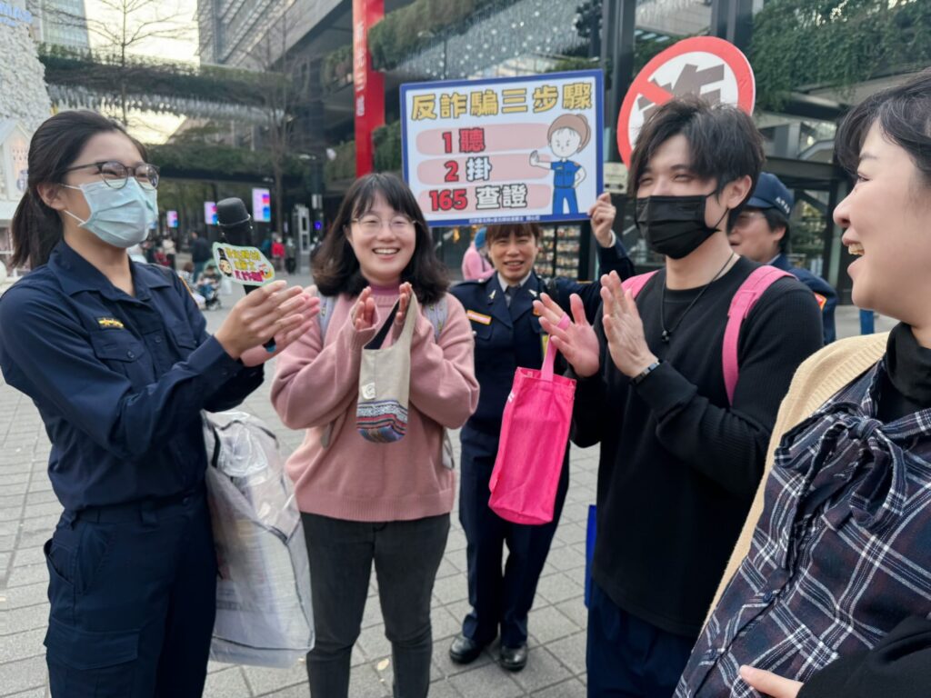 員警以有獎徵答互動方式提升民眾自保能力。