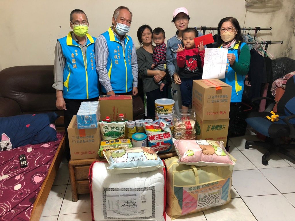 新北市仁心慈善會遇到救助案件都會組成關懷隊實地訪查提供金錢或物資濟。(圖/新北市政府提供)