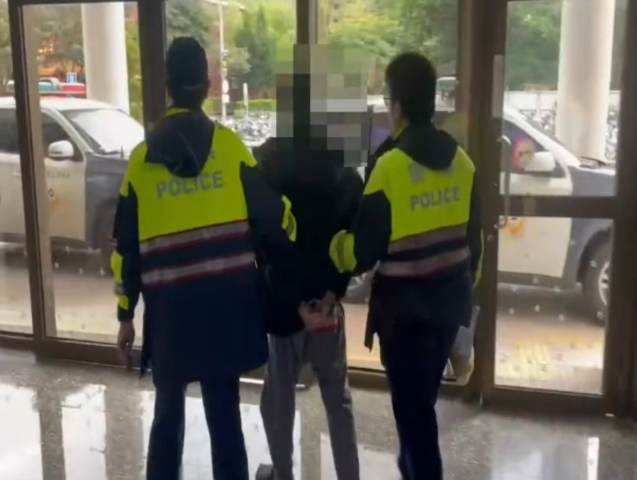 槽化線違停 疑藏毒品見警加速逃收7交通違規罰單 218 cnews204240115a04