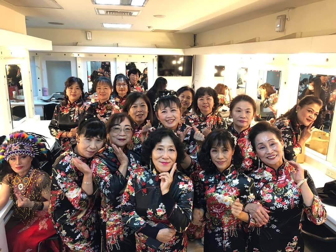 理事長張賀賀帶領的響賀音樂表演團隊後台合影。(圖/記者林照東翻攝)