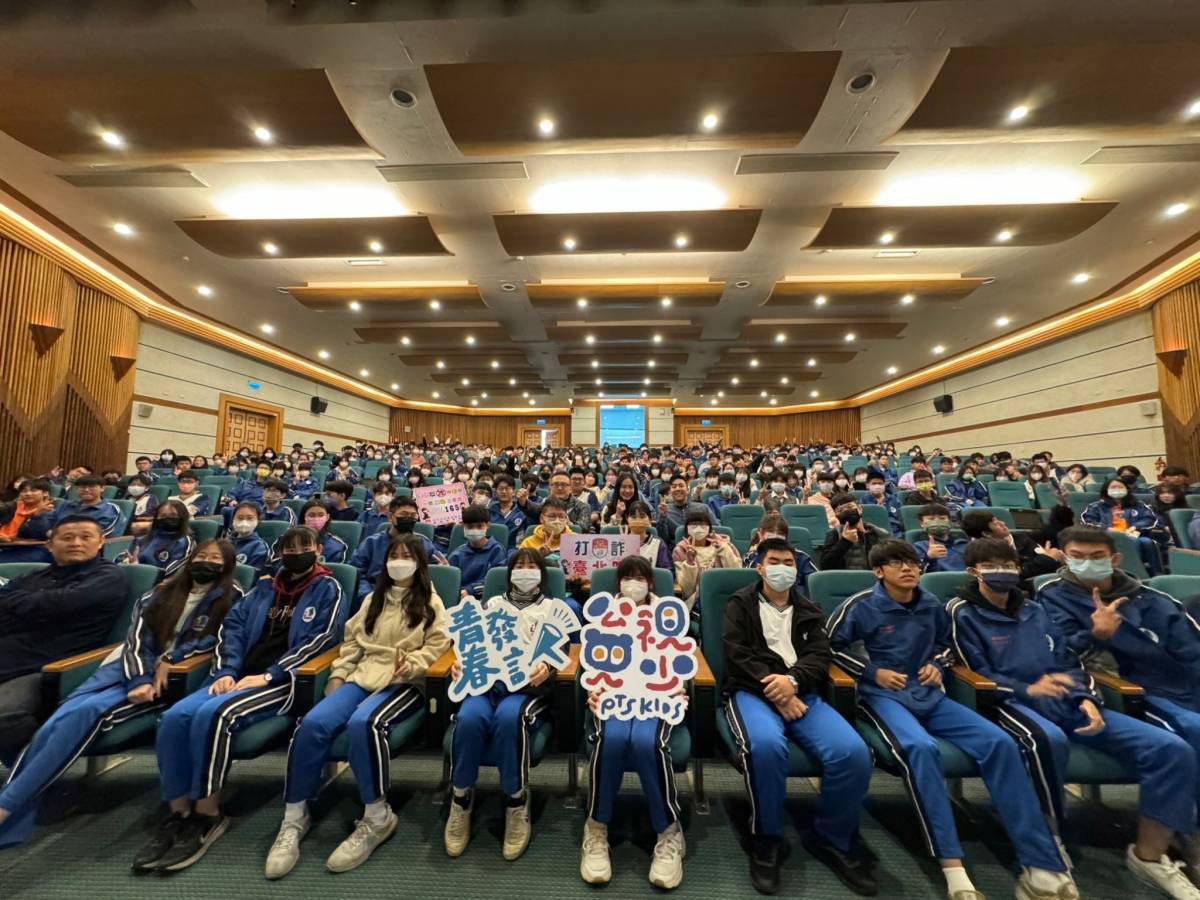 校園巡迴講座:「青春網戀模擬器」幫助青少年了解詐騙情境,並警示違法行為。(記者薛秀蓮翻攝)