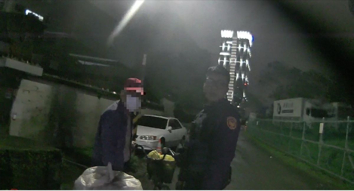 員警現場與老翁對談確認住址。（記者薛秀蓮翻攝)