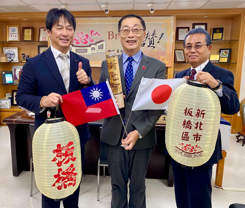 《圖說》陳奇正區長致贈感謝狀並回贈20顆板橋特色燈籠,邀請和歌山代表團也能夠在今年11月『和歌山竹燈夜』展出。〈板橋區公所〉