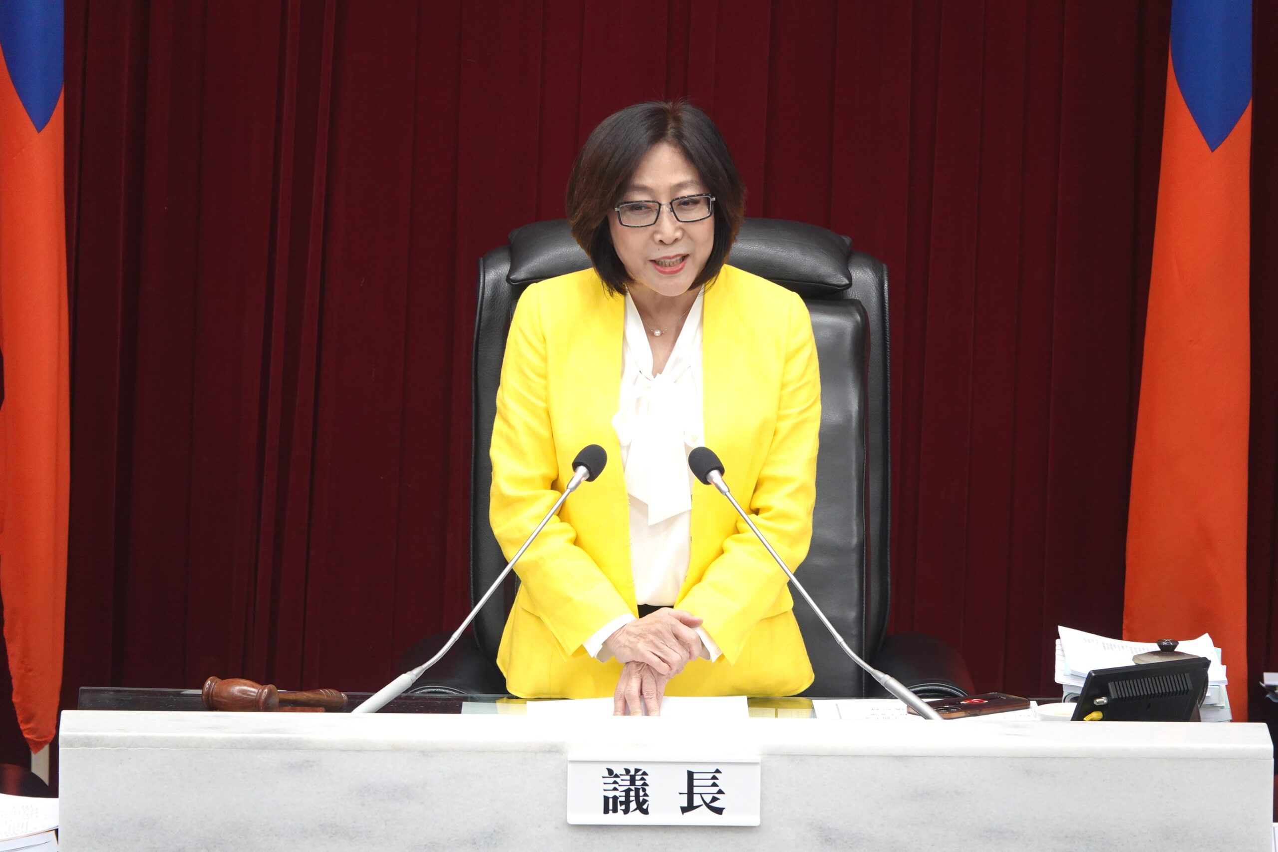 激烈選戰結束 高市議長康裕成贈送每位議員二盒「面膜」