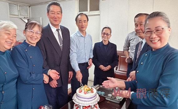 副分局長吳柏源、組長張智彥榮退 北港慈警親送蛋糕獻祝福
