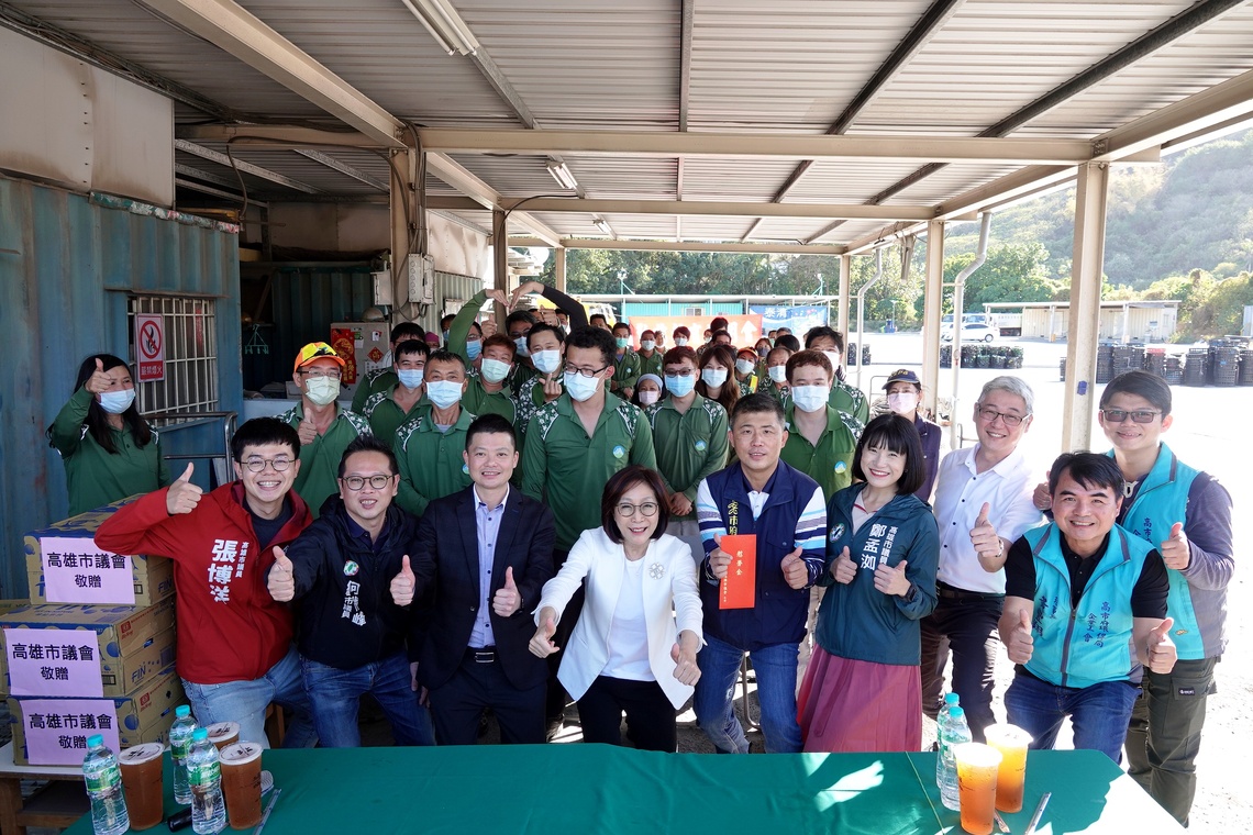 漾新聞|除夕夜垃圾清運6點以前完成 議長康裕成開心清潔隊員終於可以回家吃年夜飯了