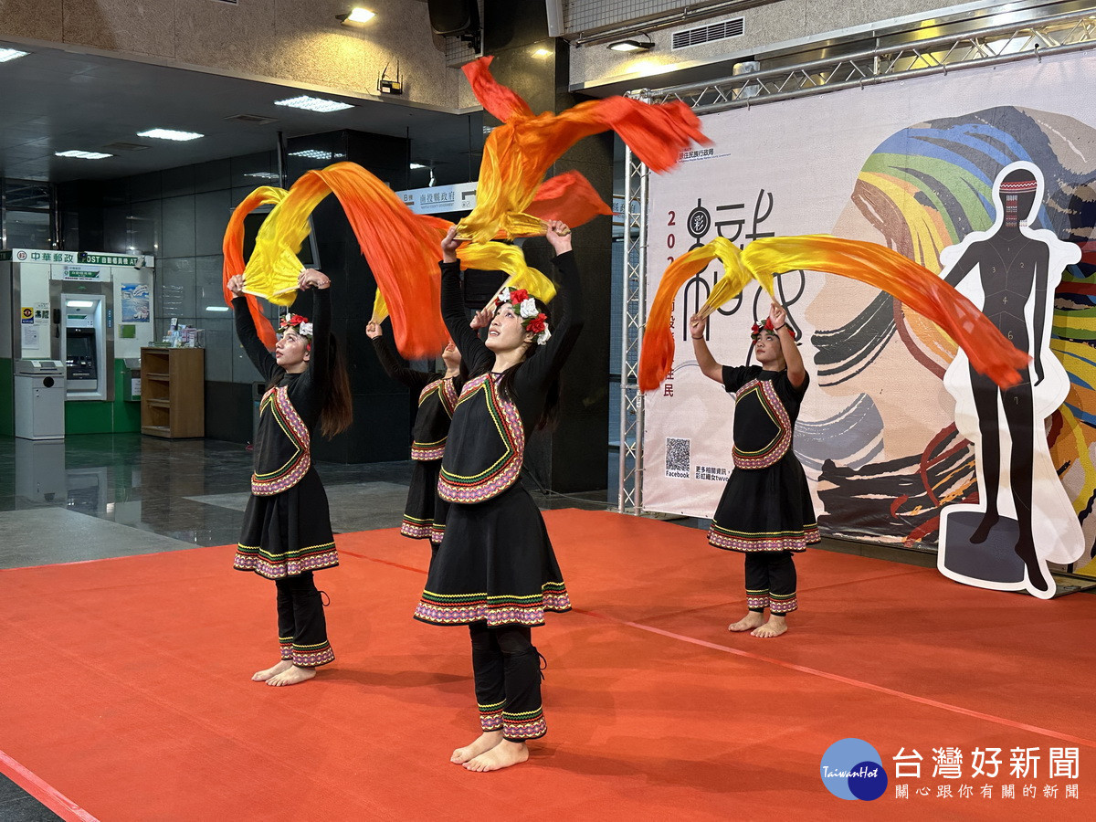 伊斯昂原住民文化藝術團精彩演出暖場。(記者扶小萍攝)