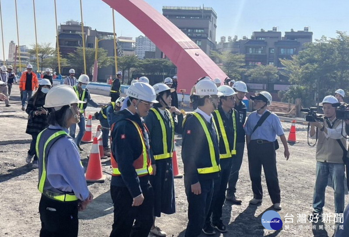 ▲陳其邁現場視察龍德新路往東延橋梁關心工程進度、慰勞施工團隊辛勞。