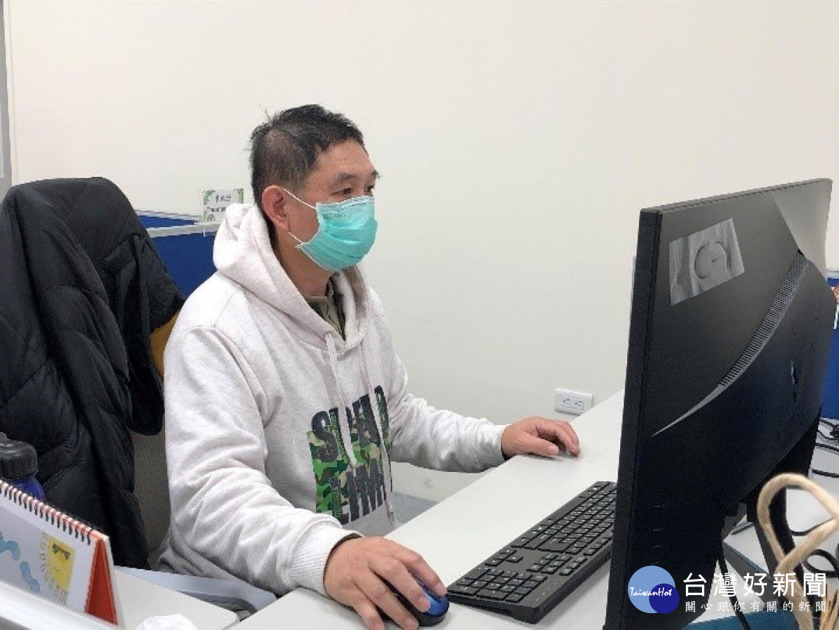 彭先生上工照片。