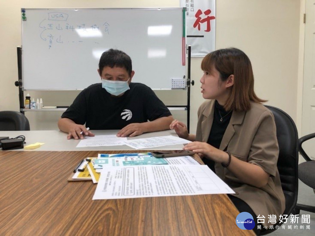 就服員協助彭先生填寫履歷資料。<br /><br /> 