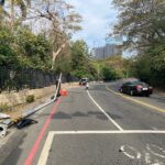 ▲林男駕車擦撞路燈，導致路燈連根拔起倒地。（圖／記者金東天翻攝）