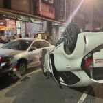 ▲潘女駕駛出租車擦撞路邊車後翻覆。（圖／記者金東天攝）