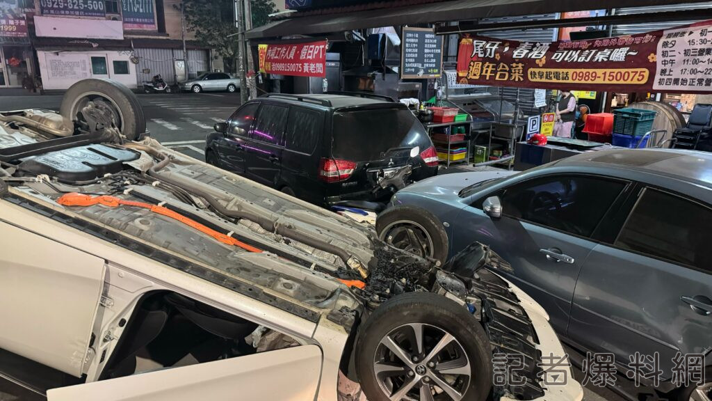 ▲路邊共3車遭受波及，最嚴重的則是被夾在中間的機車。（圖／記者金東天攝）