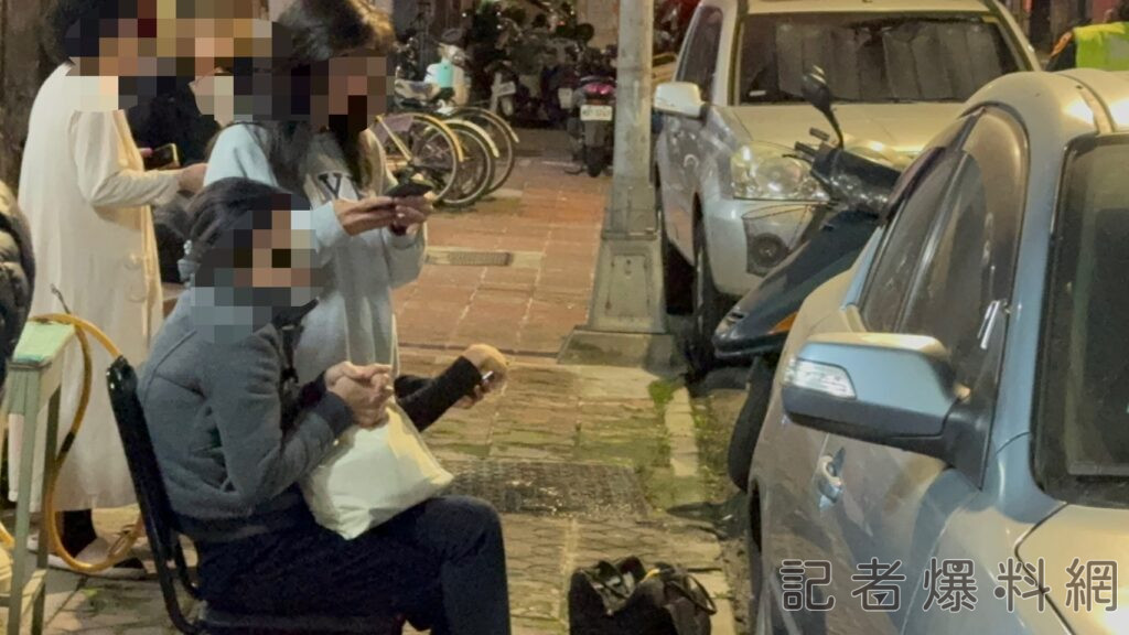 ▲潘女坐在路邊兩眼空洞，可感受出受到不少驚嚇。（圖／記者金東天攝）