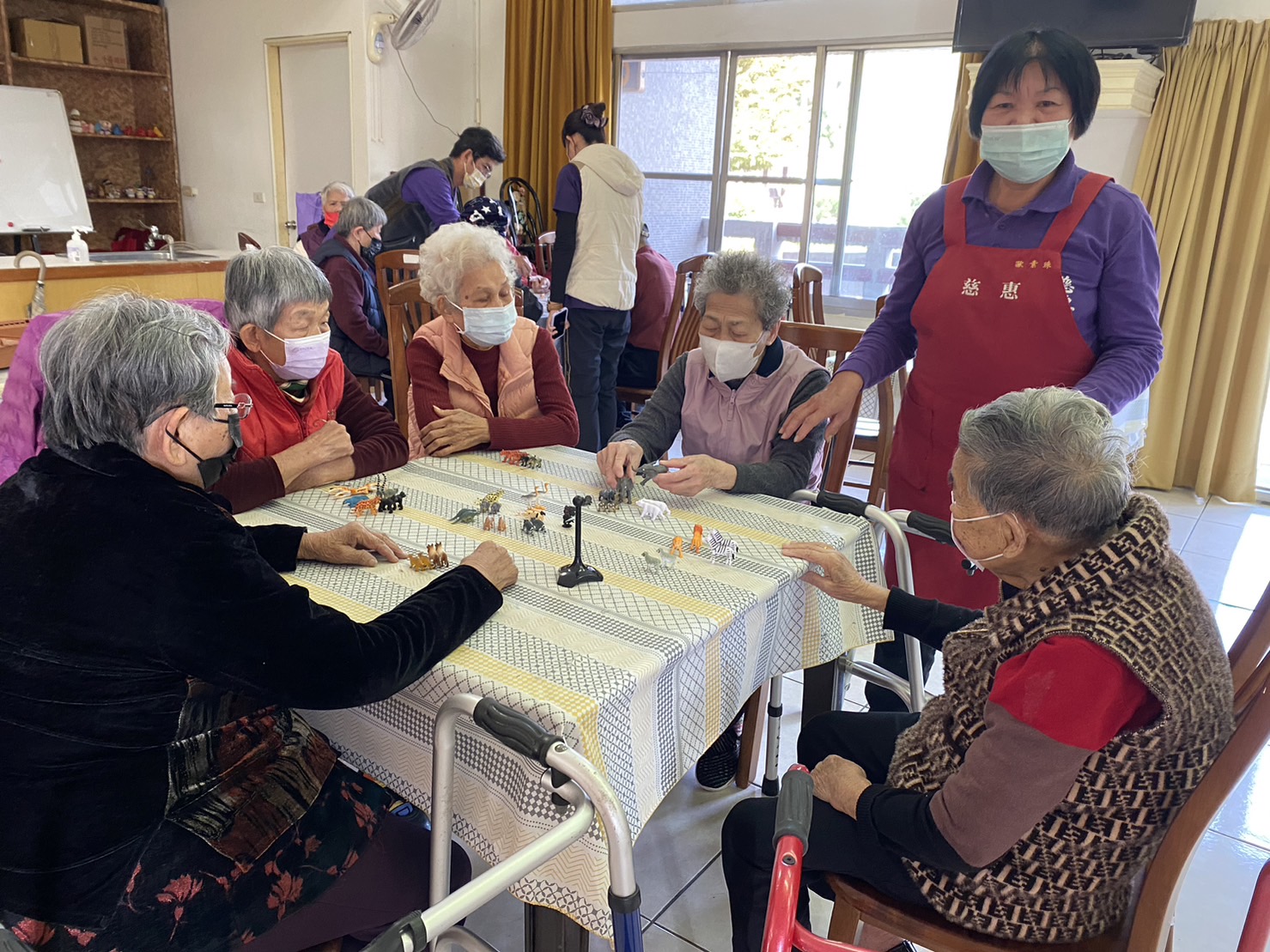 ▲彰化榮家辦理「諾亞方舟桌遊」活動，透過遊戲訓練長者的認知和肢體功能，不僅考驗長者們的專注力和反應，還增添了一份競技趣味。（記者張溎壕攝）