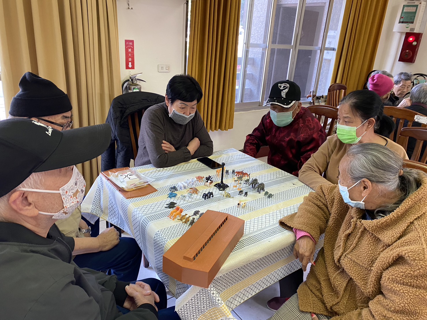 ▲彰化榮家辦理「諾亞方舟桌遊」活動，透過遊戲訓練長者的認知和肢體功能，不僅考驗長者們的專注力和反應，還增添了一份競技趣味。（記者張溎壕攝）
