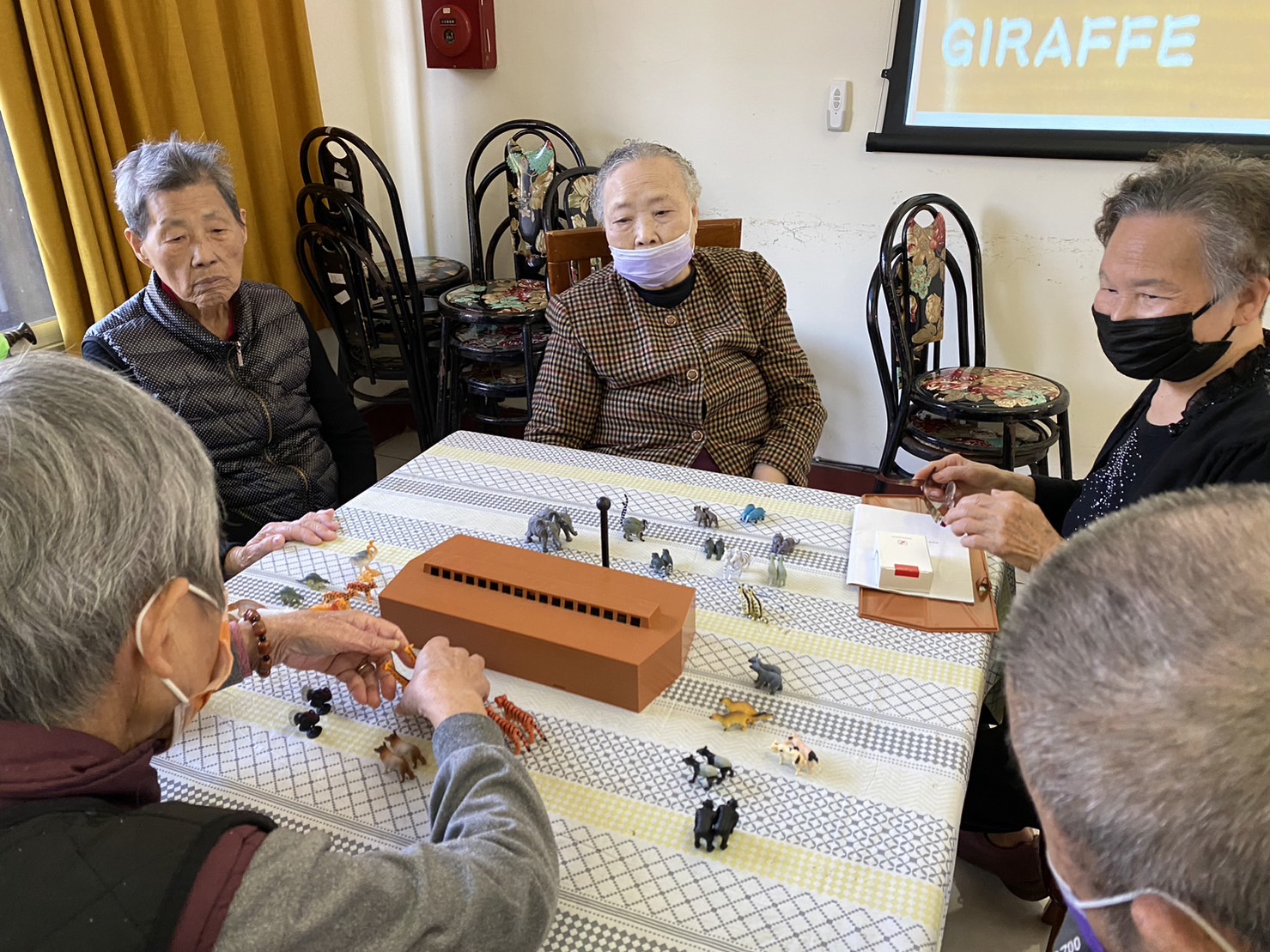 ▲彰化榮家辦理「諾亞方舟桌遊」活動，透過遊戲訓練長者的認知和肢體功能，不僅考驗長者們的專注力和反應，還增添了一份競技趣味。（記者張溎壕攝）